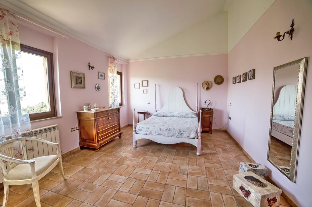 La Rupe Del Falco Monteciccardo ภายนอก รูปภาพ